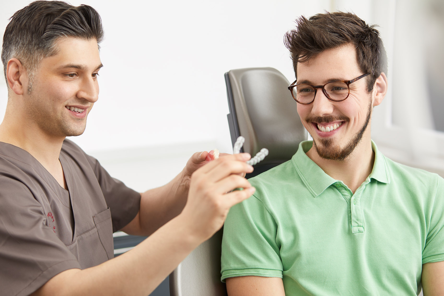 Einem Patienten wird von Spanta Kohistani eine Zahnstellungskorrektur vorgestellt.